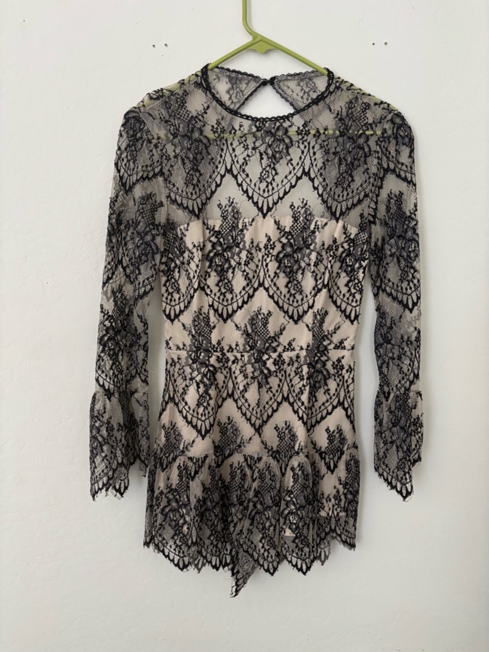 BB Dakota Size 0 Black Lace Romper Nude Lined Bell Sleeve